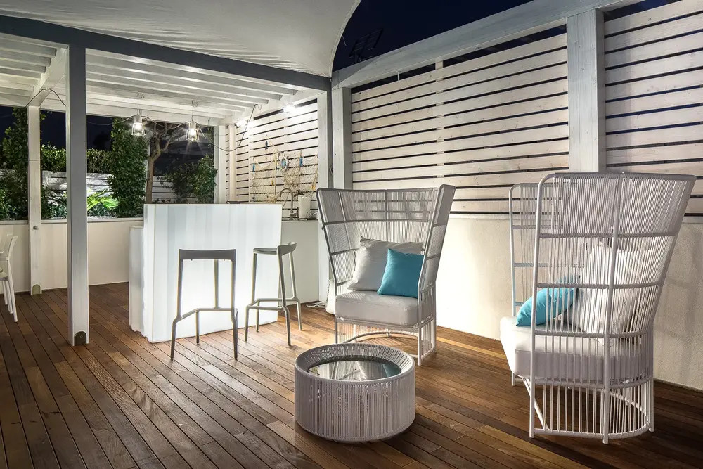 Arredo appartamento con terrazzo e piscina a rimini.