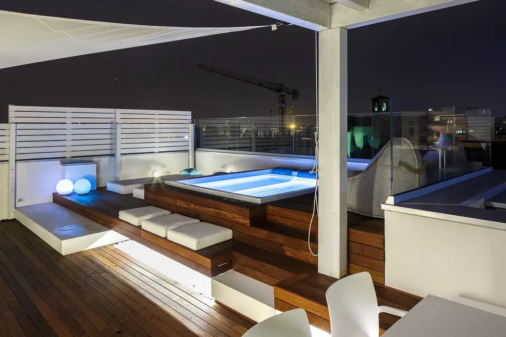 Arredo appartamento con terrazzo e piscina a rimini.