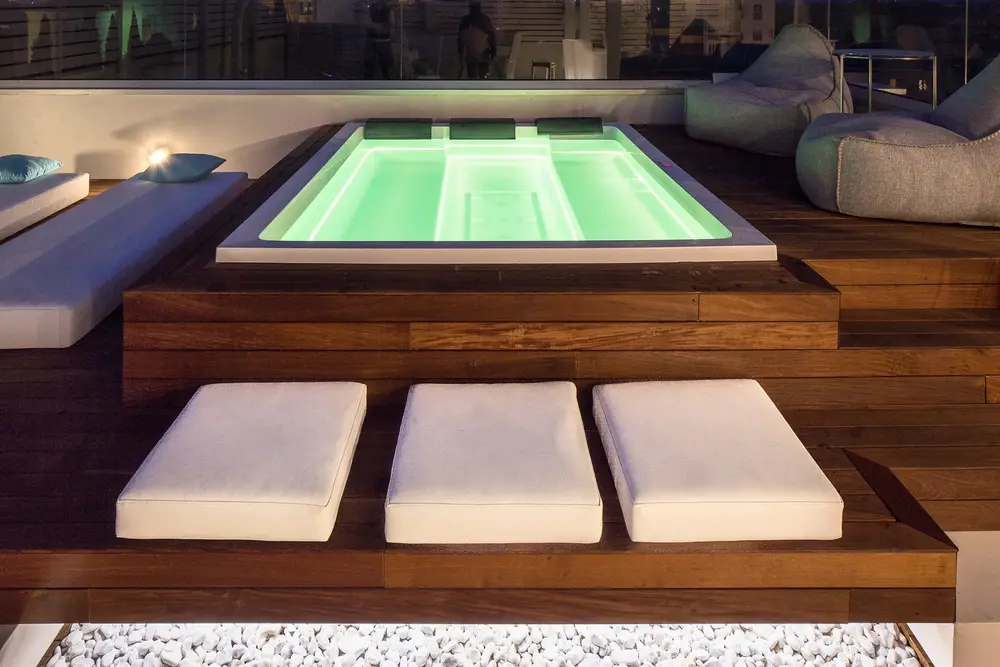 Arredo appartamento con terrazzo e piscina a rimini.
