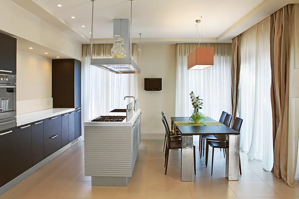 Ristrutturazione spazio contemporaneo con camino vista cucina.
